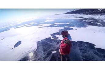 Snimio šetnju zaleđenom površinom najdubljeg jezera na svijetu Snimio šetnju zaleđenom površinom najdubljeg jezera na svijetu