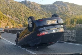 Virpazar: Automobil se prevrnuo na krov, vozač bez povreda Virpazar: Automobil se prevrnuo na krov, vozač bez povreda