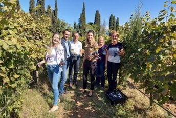 Svečano obilježen završetak berbe grožđa na oglednom imanju Biotehničkog fakulteta Svečano obilježen završetak berbe grožđa na oglednom imanju Biotehničkog fakulteta