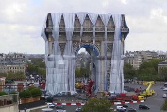 Trijumfalna kapija u Parizu se otkriva, umjetnička instalacija privedena kraju Trijumfalna kapija u Parizu se otkriva, umjetnička instalacija privedena kraju