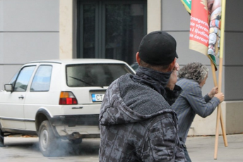 Izašao na ulicu da iskaže protest zbog okupacije grada i Cetinjskog manastira Izašao na ulicu da iskaže protest zbog okupacije grada i Cetinjskog manastira