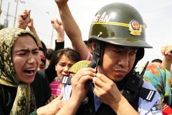 Tukli smo ih, padali su na pod plačući, pojedini su izvrgavani seksualnom nasilju i strujnim udarima Tukli smo ih, padali su na pod plačući, pojedini su izvrgavani seksualnom nasilju i strujnim udarima