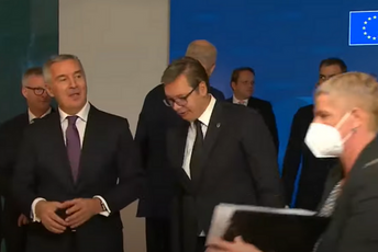 VIDEO: Vučić htio da stane do Đukanovića, protokol ga pomjerio VIDEO: Vučić htio da stane do Đukanovića, protokol ga pomjerio