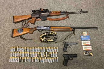 Podgorica: U pretresu pronađene puške, pištolji i municija Podgorica: U pretresu pronađene puške, pištolji i municija