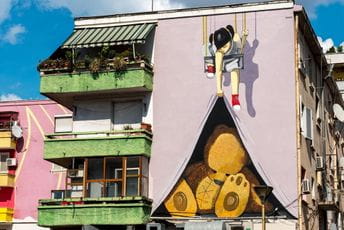 U Tirani pravili murale na fasadama visokim i do 60 metara U Tirani pravili murale na fasadama visokim i do 60 metara