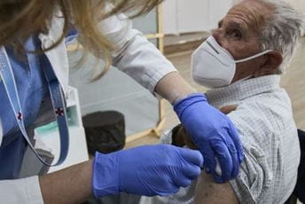 Penzionerima će plaćati kako bi se vakcinisali Penzionerima će plaćati kako bi se vakcinisali