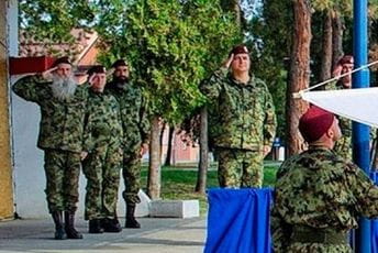 Episkopi Metodije Ostojić i Jovan Ćulibrk u uniformama specijalnih jedinica Vojske Srbije Episkopi Metodije Ostojić i Jovan Ćulibrk u uniformama specijalnih jedinica Vojske Srbije