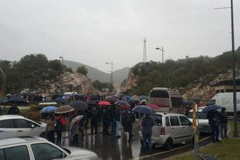 Cetinjani blokirali kružni tok u znak protesta zbog hapšenja Kaluđerovića Cetinjani blokirali kružni tok u znak protesta zbog hapšenja Kaluđerovića