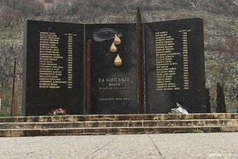 Oskrnavljena spomen ploča stradalima u nesreći na Bioču Oskrnavljena spomen ploča stradalima u nesreći na Bioču