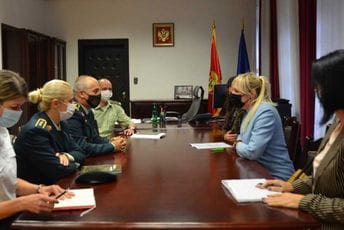 Đurović sa predstavnicama fondacije „I ja imam pravo da budem mama“ Đurović sa predstavnicama fondacije „I ja imam pravo da budem mama“