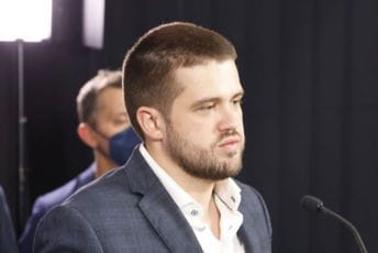 Nikolić: Zloupotreba studenata još jedna potvrda da je namjera popisa posrbljavanje Crne Gore i etnički inženjering Nikolić: Zloupotreba studenata još jedna potvrda da je namjera popisa posrbljavanje Crne Gore i etnički inženjering