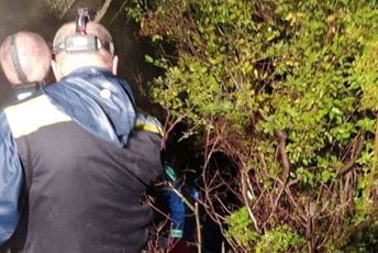 Pronašli staricu i izvukli je iz automobila Žena izvadjena iz automobila