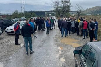 Mještani Botuna privedeni zbog protesta; Knežević: Otkazujem podršku Vladi ako ne budu oslobođeni