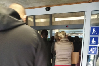 Gužve u nikšićkom Domu zdravlja, pacijenti u redu čekaju satima Gužve u nikšićkom Domu zdravlja, pacijenti u redu čekaju satima