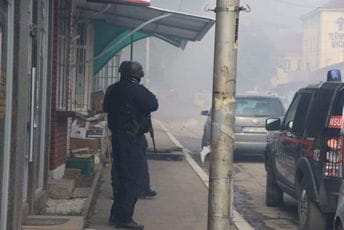 Na sjeveru Kosova neredi, jedna osoba teško ranjena Na sjeveru Kosova neredi, jedna osoba teško ranjena