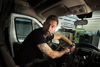 Višestruki prvak svijeta danas popravlja kampere: Nacionalni heroj više ne postoji Višestruki prvak svijeta danas popravlja kampere: Nacionalni heroj više ne postoji