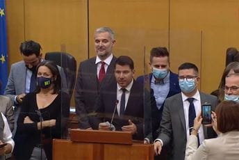 Burno u Saboru, opozicioni poslanici zauzeli govornicu (VIDEO) Burno u Saboru, opozicioni poslanici zauzeli govornicu (VIDEO)