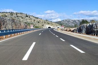 Postavlja se horizontalna signalizacija na auto-putu Postavlja se horizontalna signalizacija na auto-putu