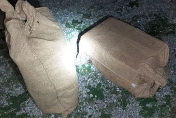 Graničari pronašli skoro 400 kilograma duvana i četiri paketa alkohola Graničari pronašli skoro 400 kilograma duvana i četiri paketa alkohola