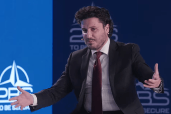 Abazović: Neka nas Božić podstakne na zajedništvo i toleranciju Abazović: Neka nas Božić podstakne na zajedništvo i toleranciju