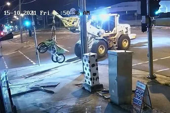 Bagerom uletio u trgovinu, ukrao motocikle i pobjegao Bagerom uletio u trgovinu, ukrao motocikle i pobjegao