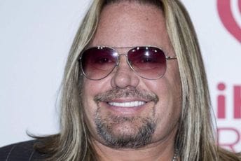 Pjevač benda Motli kru slomio rebra prilikom pada sa bine Pjevač benda Motli kru slomio rebra prilikom pada sa bine