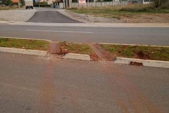 Polomljeni ivičnjaci i oštećen sistem za navodnjavanje na Jugozapadnoj obilaznici Polomljeni ivičnjaci i oštećen sistem za navodnjavanje na Jugozapadnoj obilaznici