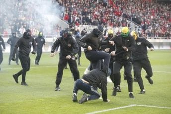 Derbi trajao 14 minuta: Masovna tuča navijača na terenu (VIDEO) Derbi trajao 14 minuta: Masovna tuča navijača na terenu (VIDEO)