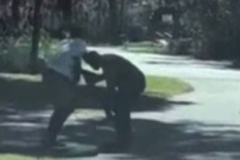 Tri bijelca brutalno ubila Afroamerikanca i sve snimali, a danas im počinje suđenje Tri bijelca brutalno ubila Afroamerikanca i sve snimali, a danas im počinje suđenje