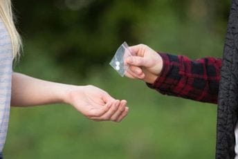 Novljanin angažovao maloljetnice da prodaju drogu Novljanin angažovao maloljetnice da prodaju drogu