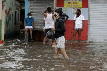 U poplavama i klizištima u Indiji poginule najmanje 22 osobe U poplavama i klizištima u Indiji poginule najmanje 22 osobe