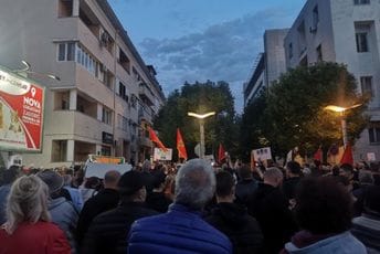 Sa protesta ispred Vlade poručeno: Ne pristajemo na politiku asimilacije Crkve Srbije