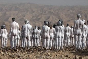 Trista ljudi pozirali nagi kako bi skrenuli pažnju da nestaje Mrtvo more Trista ljudi pozirali nagi kako bi skrenuli pažnju da nestaje Mrtvo more