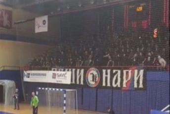 "Ubij Šiptara... Hrvata": Izlivima šovinizma na kraju se priključili i igrači (VIDEO) "Ubij Šiptara... Hrvata": Izlivima šovinizma na kraju se priključili i igrači (VIDEO)