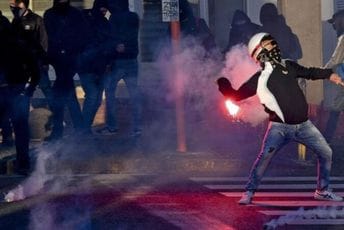 Vodenim topovima policija u Trstu zaustavljala demonstrante koji se protive kovid propusnicama Vodenim topovima policija u Trstu zaustavljala demonstrante koji se protive kovid propusnicama