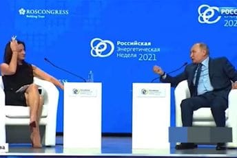 "Dodirivala kosu i obula štikle" da bi omela Putina: Voditeljka na meti seksističkih komentara u Rusiji "Dodirivala kosu i obula štikle" da bi omela Putina: Voditeljka na meti seksističkih komentara u Rusiji