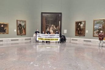 Žrtve trovanja zauzele muzej u Madridu i prijete da će se ubiti za šest sati Žrtve trovanja zauzele muzej u Madridu i prijete da će se ubiti za šest sati