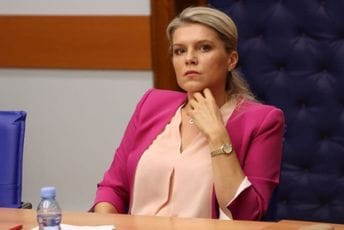 Šarlatan Krivokapić isprosio da ga prime u Beogradu, udružimo se crnogorski suverenisti Šarlatan Krivokapić isprosio da ga prime u Beogradu, udružimo se crnogorski suverenisti