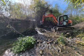 Uklonjene tri ilegalne pregrade iz korita Vezišnice Uklonjene tri ilegalne pregrade iz korita Vezišnice