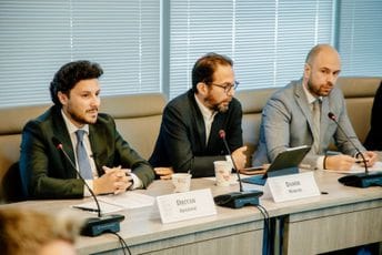 Dosta je političara sa virusom devedesetih, trebaju nam novi progresivni političari Dosta je političara sa virusom devedesetih, trebaju nam novi progresivni političari