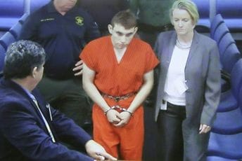 Priznao ubistvo 17 osoba u srednjoj školi na Floridi i izvinio se Priznao ubistvo 17 osoba u srednjoj školi na Floridi i izvinio se