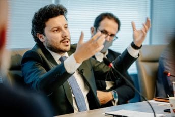 Abazović: Ne možemo voditi ozbiljnu politiku na osnovu stavova 10 ili 20 botova na društvenim mrežama Abazović: Ne možemo voditi ozbiljnu politiku na osnovu stavova 10 ili 20 botova na društvenim mrežama