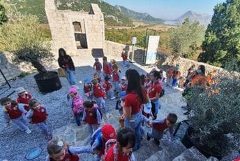 Mališani učili o istorijatu tvrđave i kulturi Crne Gore Mališani učili o istorijatu tvrđave i kulturi Crne Gore