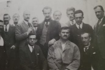 Pismo crnogorskog patriote iz egzila u Rimu, Pavla M. Popovića, francuskom političaru Ernestu Utreu (1922) PAVLE M. POPOVIĆ NA JALTI 1925. (U SREDINI STOJI)