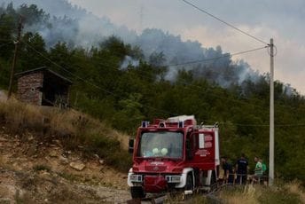 Bijelo Polje: U selu Potrk izgorjela dva pomoćna objekta i sijeno Bijelo Polje: U selu Potrk izgorjela dva pomoćna objekta i sijeno