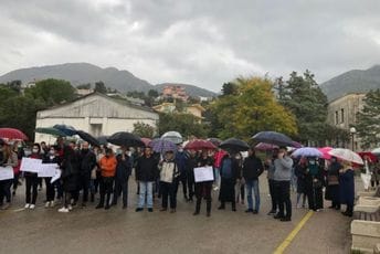 Protest u Baru: Traže istrage, ali i da ljekari pokažu humanost Protest u Baru: Traže istrage, ali i da ljekari pokažu humanost