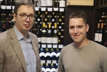 Druži se s mafijašima, pomaže ratnim zločincima: Vučićev sin poput oca Druži se s mafijašima, pomaže ratnim zločincima: Vučićev sin poput oca