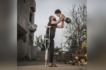 Dirljiva fotografija oca i sina impresionirala žiri u Sijeni Dirljiva fotografija oca i sina impresionirala žiri u Sijeni