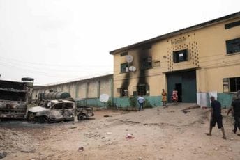 U bjekstvu 575 robijaša: Oslobodila ih naoružana grupa koja je dinamitom srušila zatvorske bedeme U bjekstvu 575 robijaša: Oslobodila ih naoružana grupa koja je dinamitom srušila zatvorske bedeme