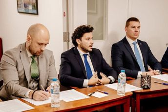 Rastoder na sastanku sa Abazovićem: Brukate nas po svijetu, stisnite petlju i oborite vladu Rastoder na sastanku sa Abazovićem: Brukate nas po svijetu, stisnite petlju i oborite vladu